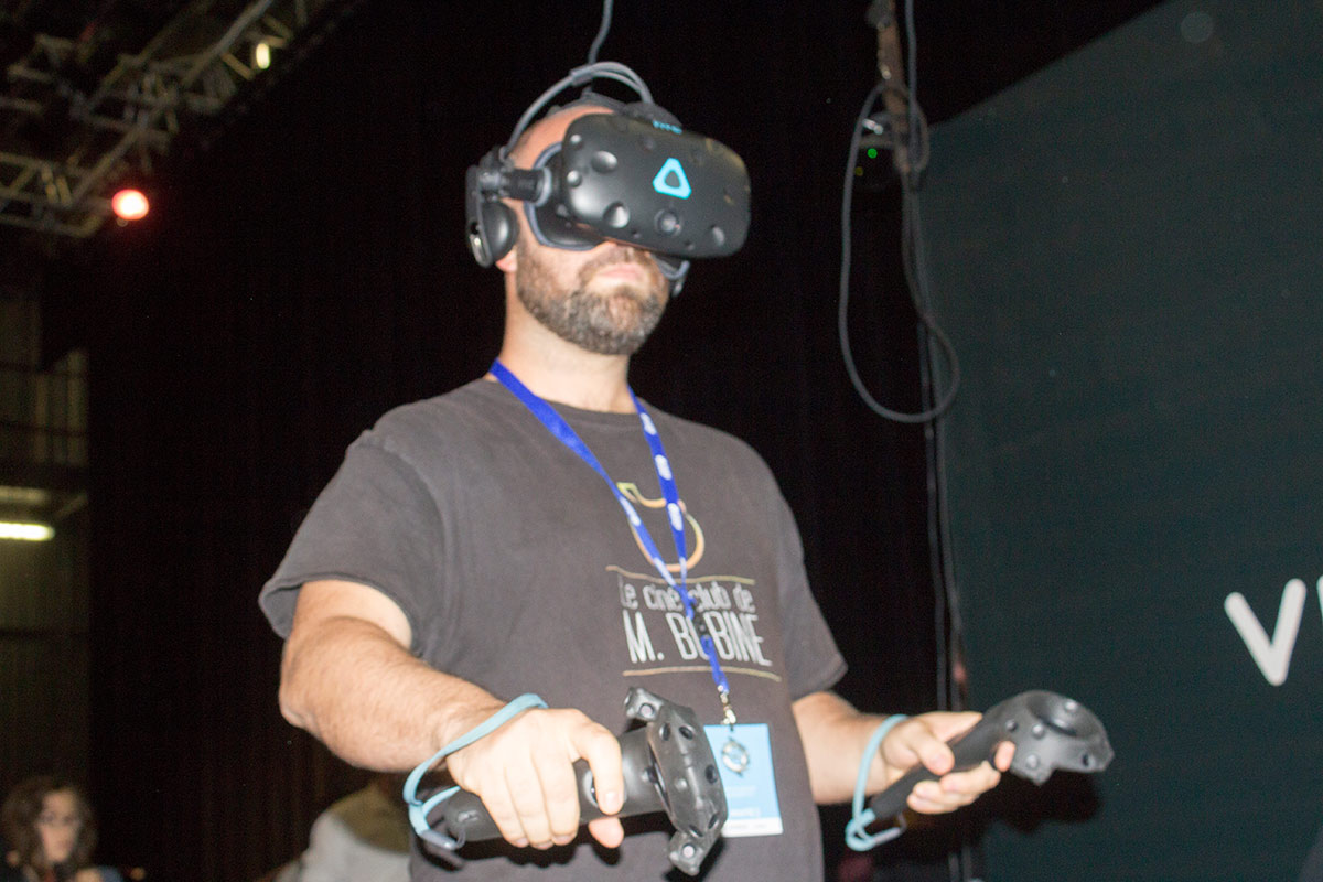 Julien Pavageau, fondateur de M. Bobine en plein tournoi de Beat Saber